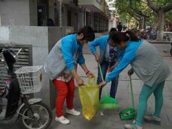 青年志愿者走进愚公像广场清除垃圾 李建
