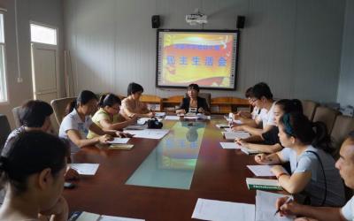 专题民主生活会，让教育实践活动深入