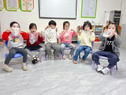 济源市实验幼儿园：塑料袋还能作画？是真的！