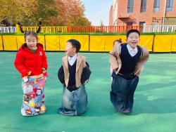 济源市实验幼儿园：趣玩跳袋
